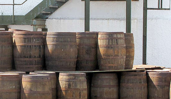 Ein Hogshead unter kleineren Bourbon Barrels