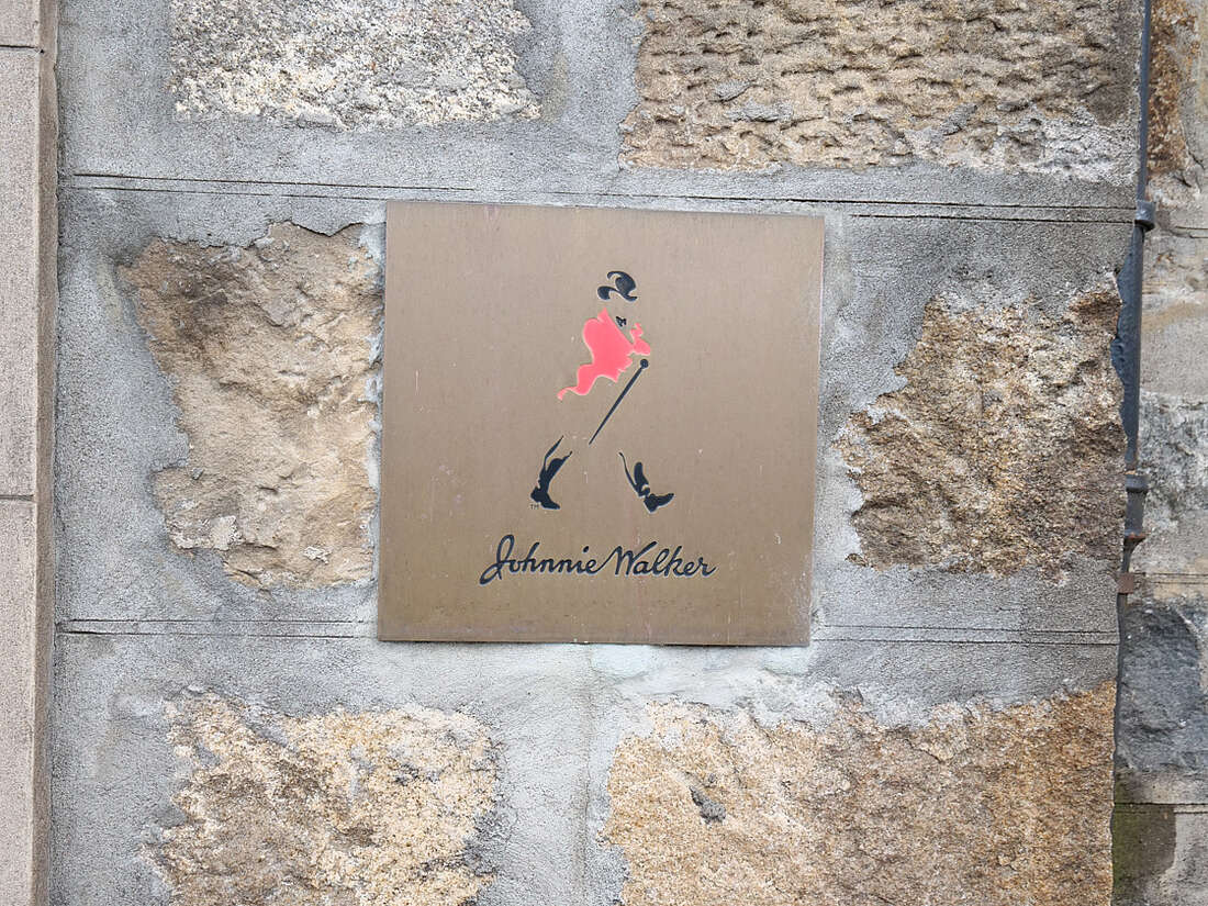 Johnnie Walker Schild auf einer Außenwand